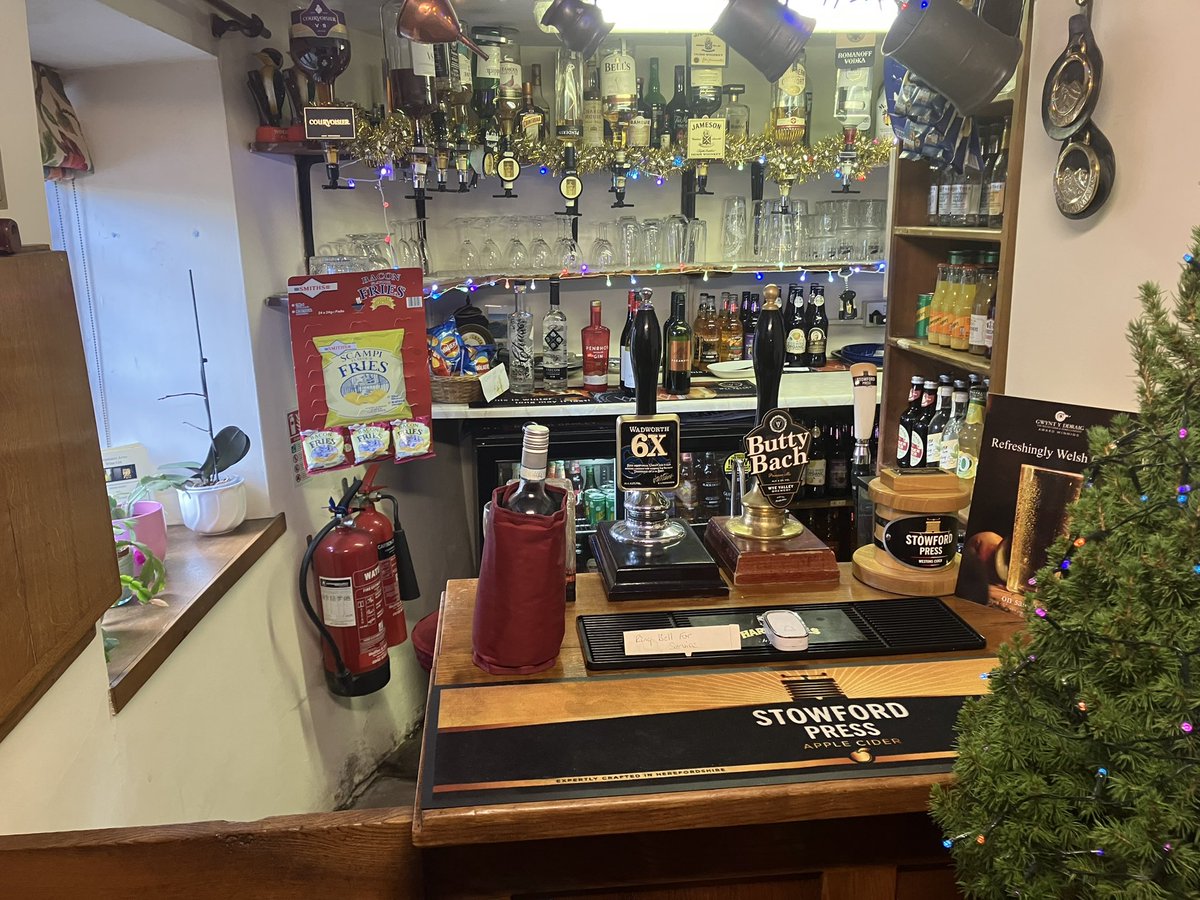 ThePubChampion's tweet photo. A pleasure to visit the Carpenter’s Arms, #Walterstone, #Herefordshire, wonderful unspoilt #pub in a beautiful area. Love the old Hancock’s sign!
#pubs #SupportOurPubs
https://t.co/ZWo2qsrtnj https://t.co/9EQ85x25zX