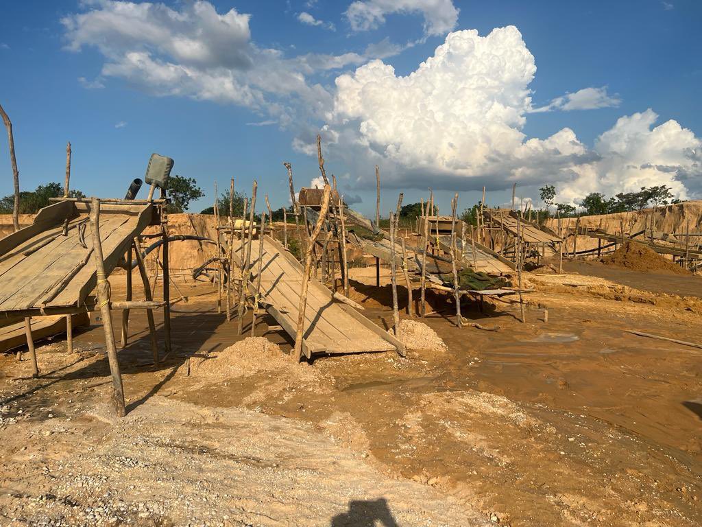 En el marco de la #OperaciónRoraima en las adyacencias del Embalse de Macagua, riveras del Río Caroní, sector Pozo Verde, municipio Caroní del estado Bolívar, #FANB localizó, desmanteló y destruyó un campamento empleado para la minería ilegal, entre los materiales se encontraron:…