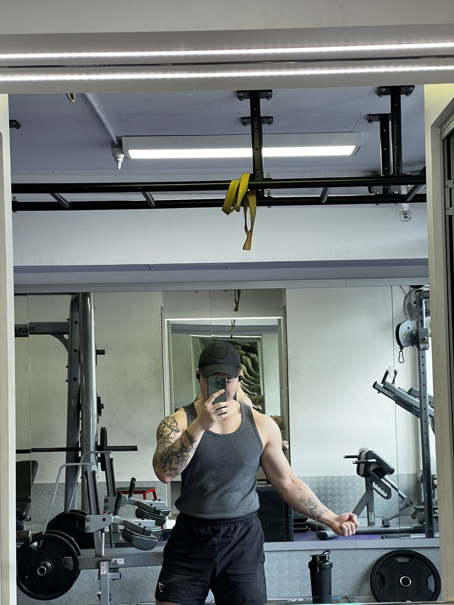 bigdramas's tweet photo. yearly progress pic. visible abs next year fr fr 🥹 https://t.co/lpUTQTBt7a