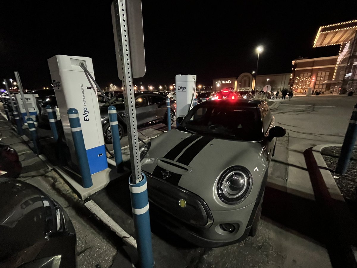 A “bad” @RateYourCharge check in for the @evgonetwork at Oak Park Mall in Overland Park, KS. Station “Ted” failed to connect, but “Elmo” worked as expected. Love AutoCharge+! Other 2 stations in use and working. Stations branded as “Ultium” now.