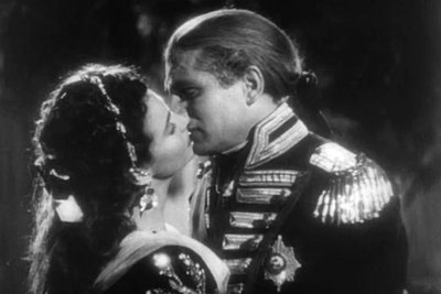 CarrieRickey's tweet photo. #ThatHamiltonWoman (1940). #LaurenceOlivier (as Lord Nelson) gives a New Year's kiss to #VivienLeigh (Lady Hamilton) and says with a sigh, "Now I've kissed you across two centuries!" Nominate your favorite NYE image in the movies. https://t.co/NAOBe7HMRN