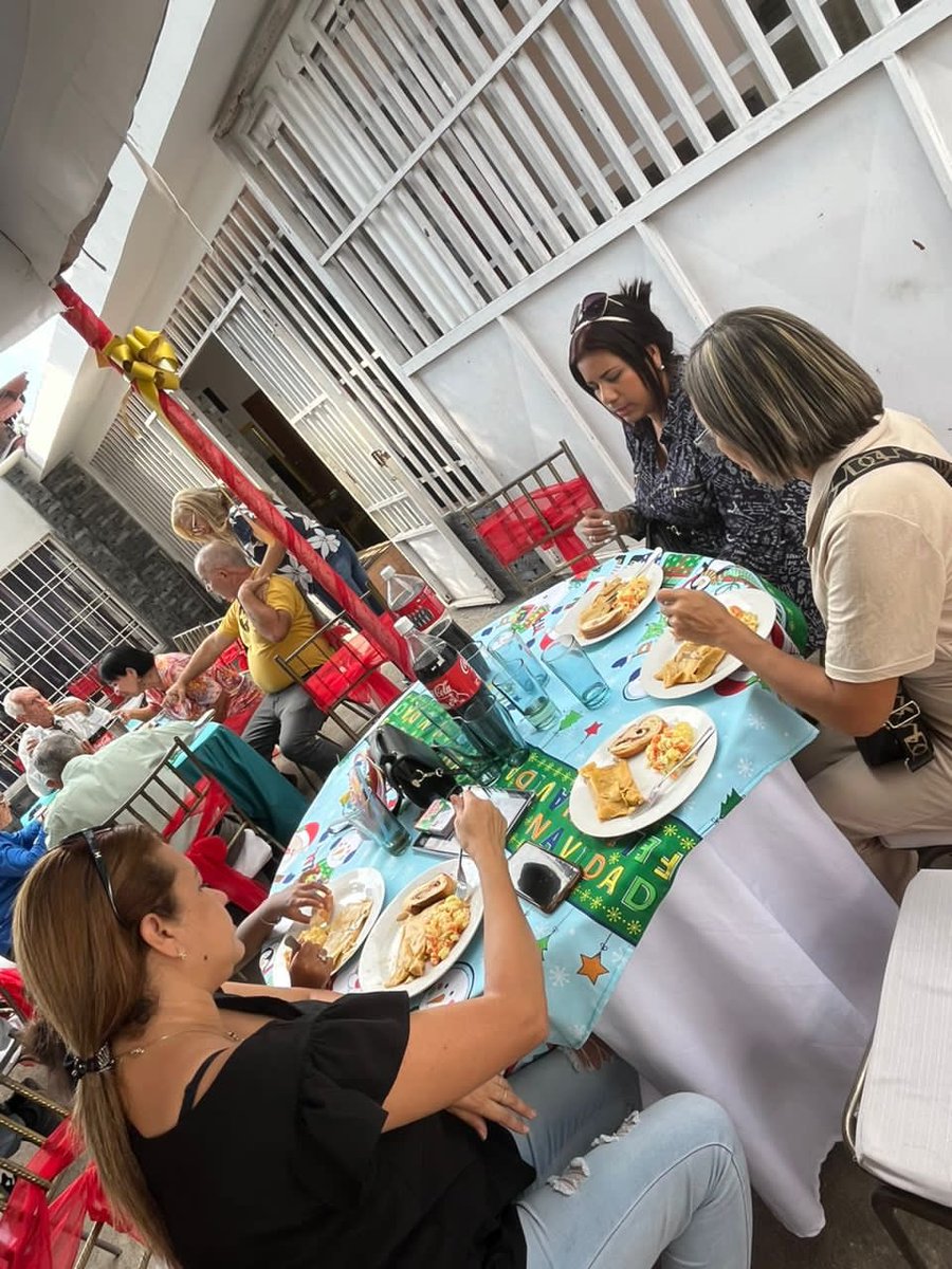 #30Dic | Compartir Navideño del CEM Palavecino junto a <a href="/edgarzambranoad/">Edgar Zambrano</a> <a href="/karelisherediah/">KARELIS HEREDIA AD</a>, Ana Carina Vivolo y Blanca Estrella Asuaje. El compañerismo, la solidaridad y la lealtad nos define. 
Somos una gran familia Acción Democrátista en Resistencia.