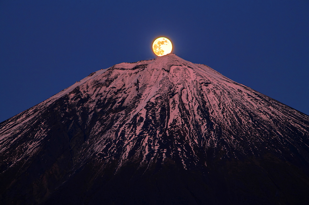 おはようございます。
夕暮れ時の富士山から昇る月「パール富士」の風景です！