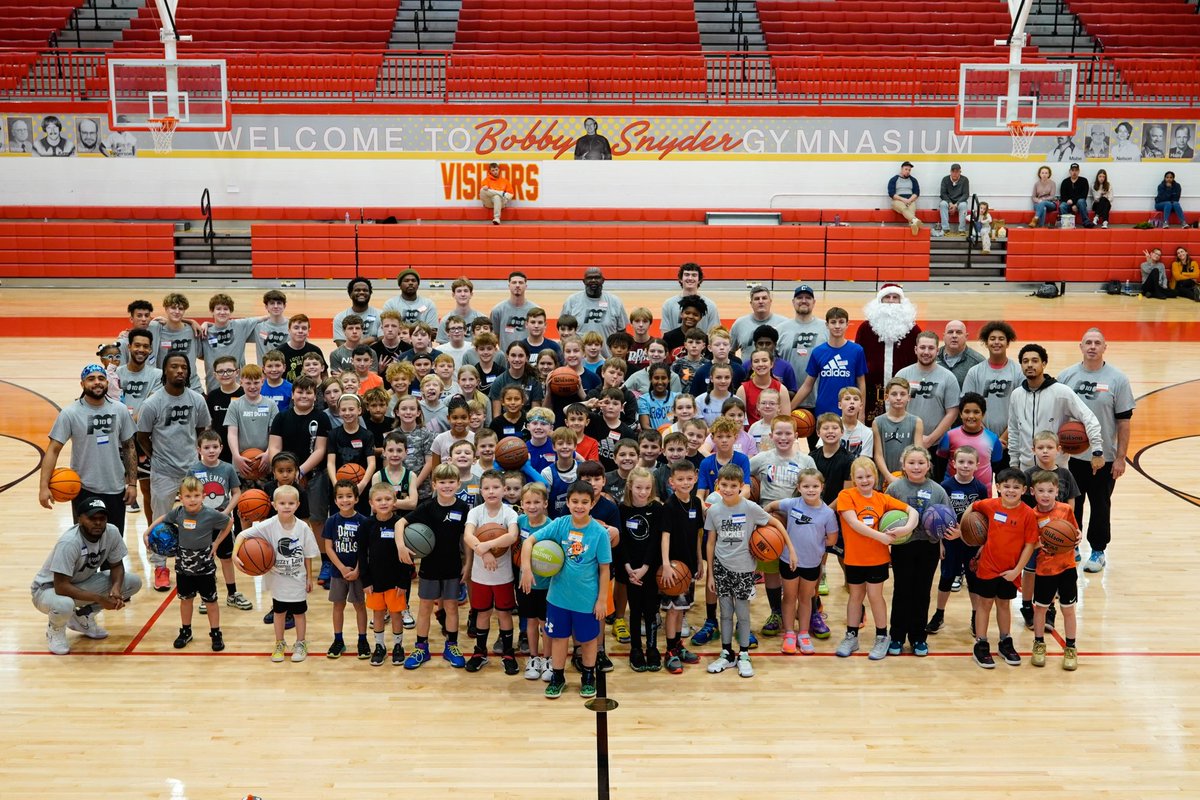 patgood00's tweet photo. 1st annual - Pat Good Winter Basketball Camp in the books! 📚 Thank you to all the 120+ campers, parents and my support staff. I was once in their shoes so I will continue to share my story about how basketball forever changed my life 🙏🏽

“Focus on the details” - 2024 https://t.co/S9zoIbwXgC