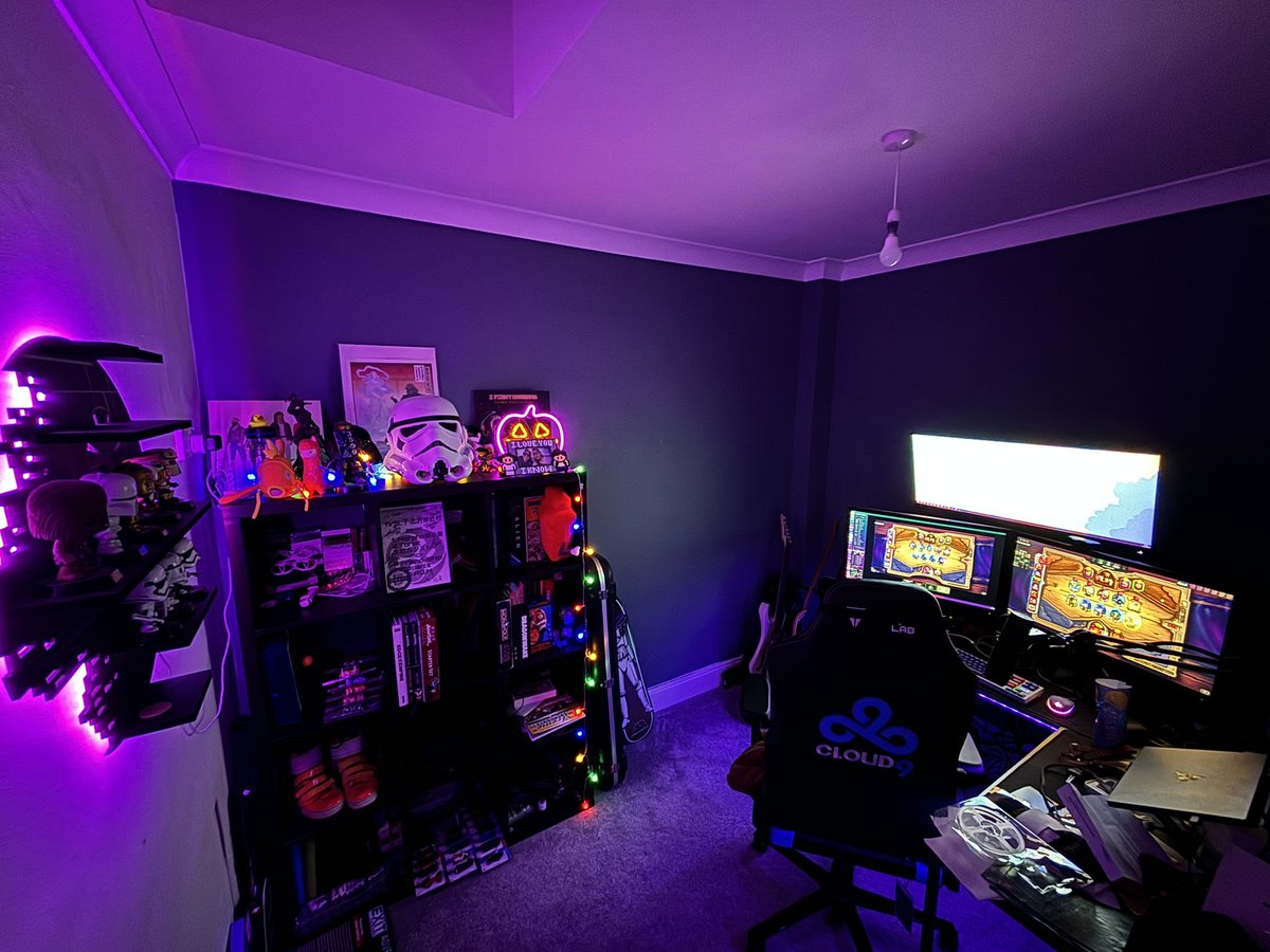 IAmFuzz's tweet image. Office slowly coming together. 👌