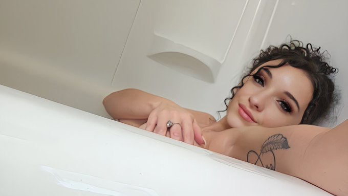 How's your new years weekend going 🫧😘😈 #selfcare https://t.co/4u2iC32hlQ<a href="/tag/selfcare"class="tags">#selfcare</a>