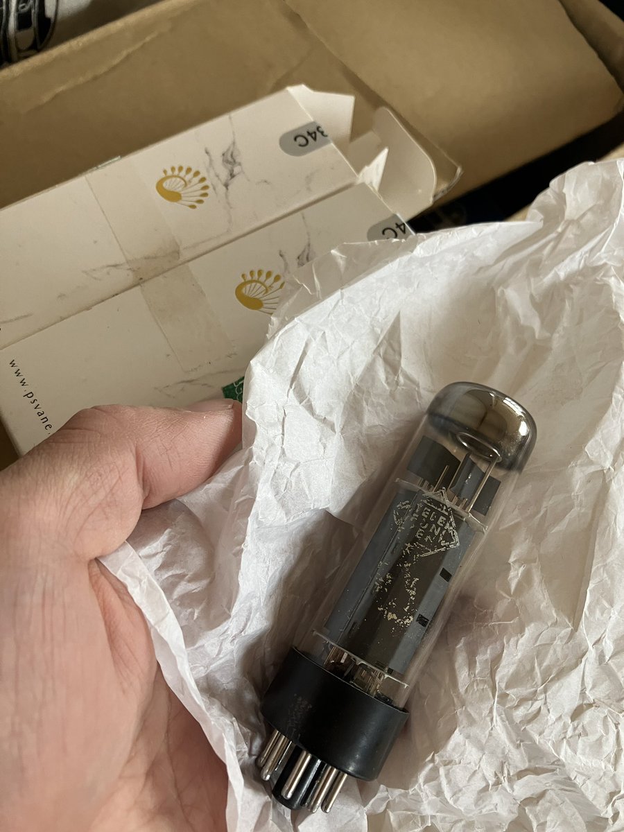 SzkMarcy's tweet image. オークションでリバーブタンクと一緒に入ってた真空管のテストはじめてるんだけど、箱と中身で型番は一緒だけどメーカーがちがってた。まぁ、売り手が何かわからないで売ってるんで、その辺は攻める気は無いんだけど、PSVENの中からTELEFUNKEN出てきた。。
#6CA7
#el34
#TELEFUNKEN