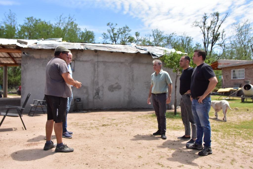 🤝 El secretario de Desarrollo Social, <a href="/paulocassinerio/">Paulo Cassinerio</a>, estuvo en la zona, y se reunió con vecinos y autoridades de las localidades de #Nono y de #ArroyoDeLosPatos. Evaluaron la situación general derivada de la tormenta que el miércoles provocó destrozos. #SeguimosHaciendo
