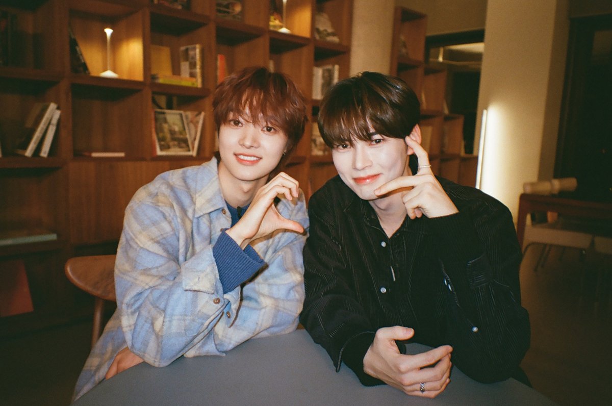 M2MPD's tweet photo. 필름카메라로 기록한 12월의 추억📸 2024년에도 쭈욱 엠투와 함께해요❣ #12월의엠투 #M2film #MY_FIRST_MAMA #andTEAM #BOYNEXTDOOR #ZEROBASEONE @andTEAMofficial @BOYNEXTDOOR_KOZ @ZB1_official https://t.co/DMpbAgm8P6