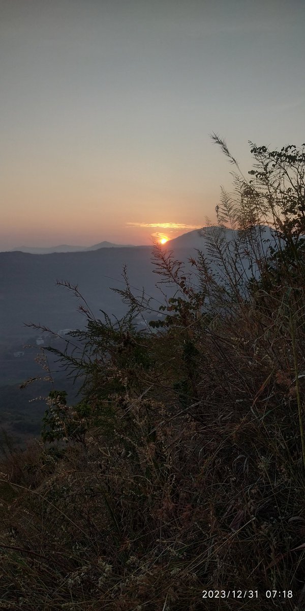 Motabhaigujratw's tweet photo. वर्ष २०२३ !
१ जानेवारी २०२३ पासून ते ३१ डिसेंबर २०२३ पर्यंत या वर्षात एकूण २४७ सूर्योदय पाहिले.मागील वर्षी पेक्षा ३६ सूर्योदय जास्त पाहिले.
या शिवाय या वर्षातील सह्याद्रीची भटकंती तर.. विषयच हार्ड ❤️
#सह्याद्री ❤️
++
१/२५
#Part01 https://t.co/3pWpklcING