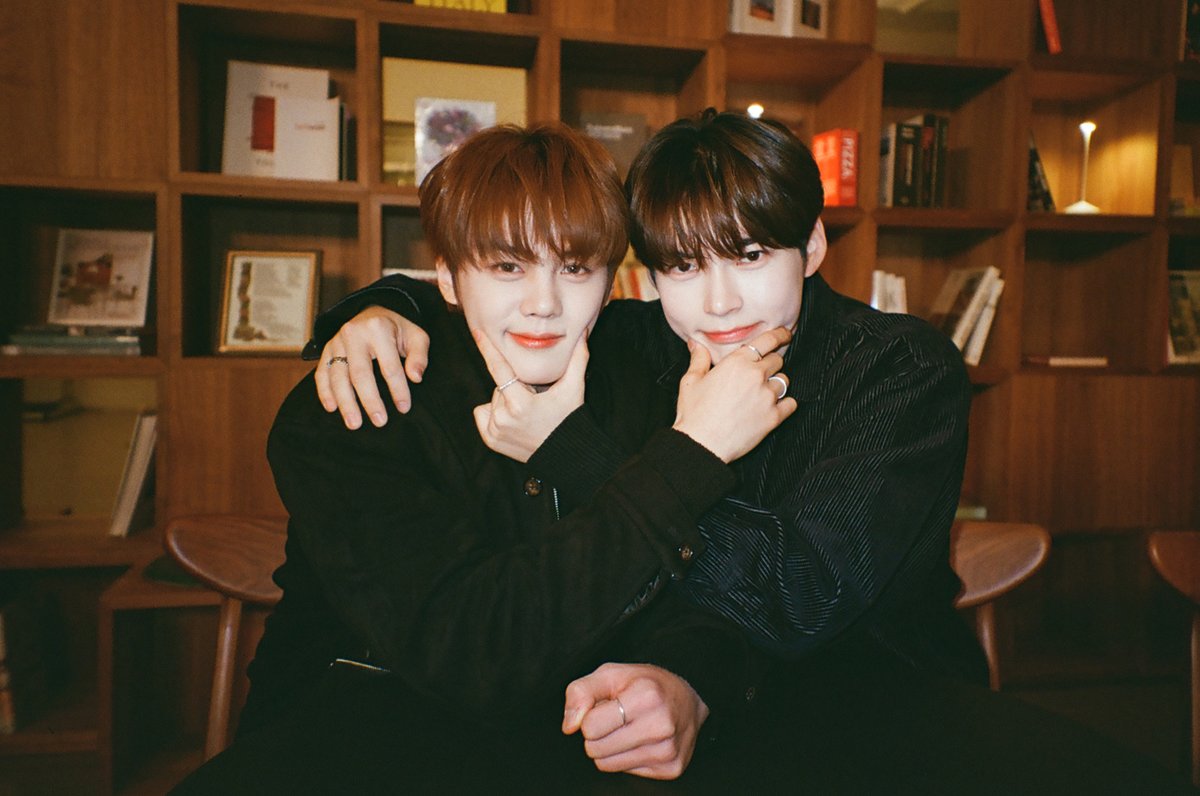 M2MPD's tweet photo. 필름카메라로 기록한 12월의 추억📸 2024년에도 쭈욱 엠투와 함께해요❣ #12월의엠투 #M2film #MY_FIRST_MAMA #andTEAM #BOYNEXTDOOR #ZEROBASEONE @andTEAMofficial @BOYNEXTDOOR_KOZ @ZB1_official https://t.co/SkVib5r8m3