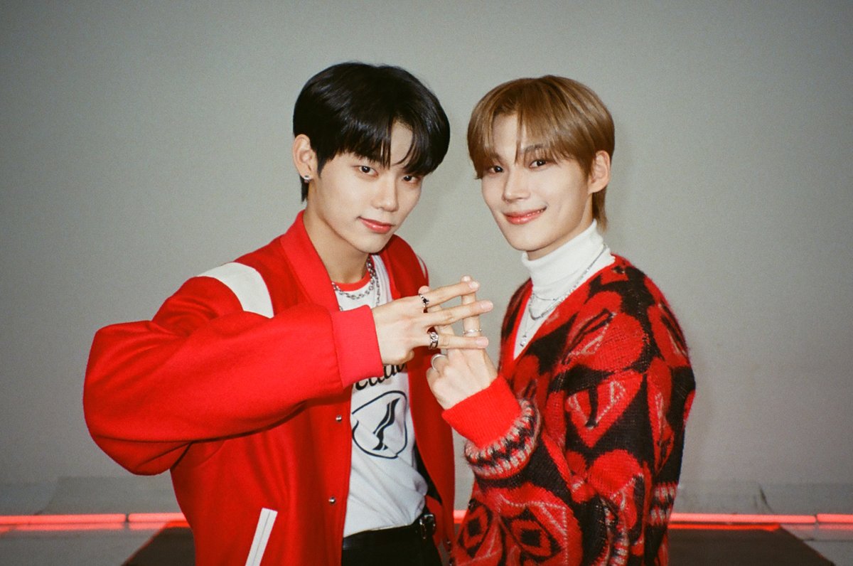 M2MPD's tweet photo. 필름카메라로 기록한 12월의 추억📸 2024년에도 쭈욱 엠투와 함께해요❣ #12월의엠투 #M2film #릴레이댄스 #릴댄2023스페셜 #JUSTB #tripleS #KISSOFLIFE #EL7ZUP #EVNNE #AMPERSANDONE @JUSTB_Official @triplescosmos @KISSOFLIFE_S2 @_EL7ZUPofficial @EVNNE_official @_AMPERSANDONE_ https://t.co/aWnQvMAFPL