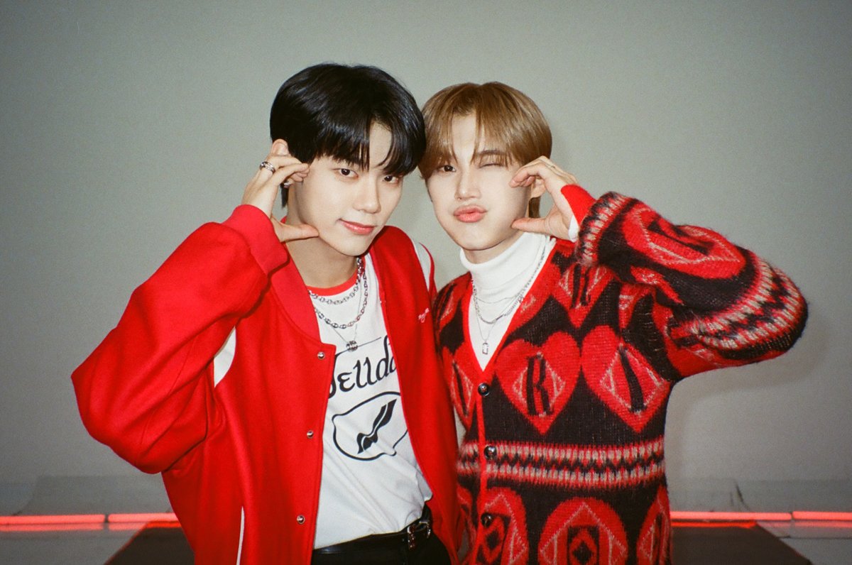 M2MPD's tweet photo. 필름카메라로 기록한 12월의 추억📸 2024년에도 쭈욱 엠투와 함께해요❣ #12월의엠투 #M2film #릴레이댄스 #릴댄2023스페셜 #JUSTB #tripleS #KISSOFLIFE #EL7ZUP #EVNNE #AMPERSANDONE @JUSTB_Official @triplescosmos @KISSOFLIFE_S2 @_EL7ZUPofficial @EVNNE_official @_AMPERSANDONE_ https://t.co/aWnQvMAFPL