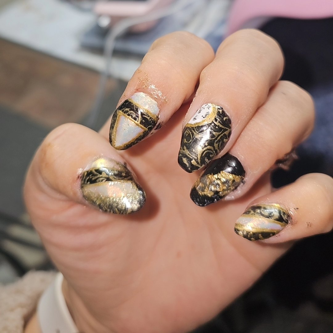 marissaleanne92's tweet photo. Nail Art | New Years nails #nailart  #BeautyByMarissa  #nailartstamper  #handpainted  #gelnailpen #nailartist https://t.co/UtfsjeKCER