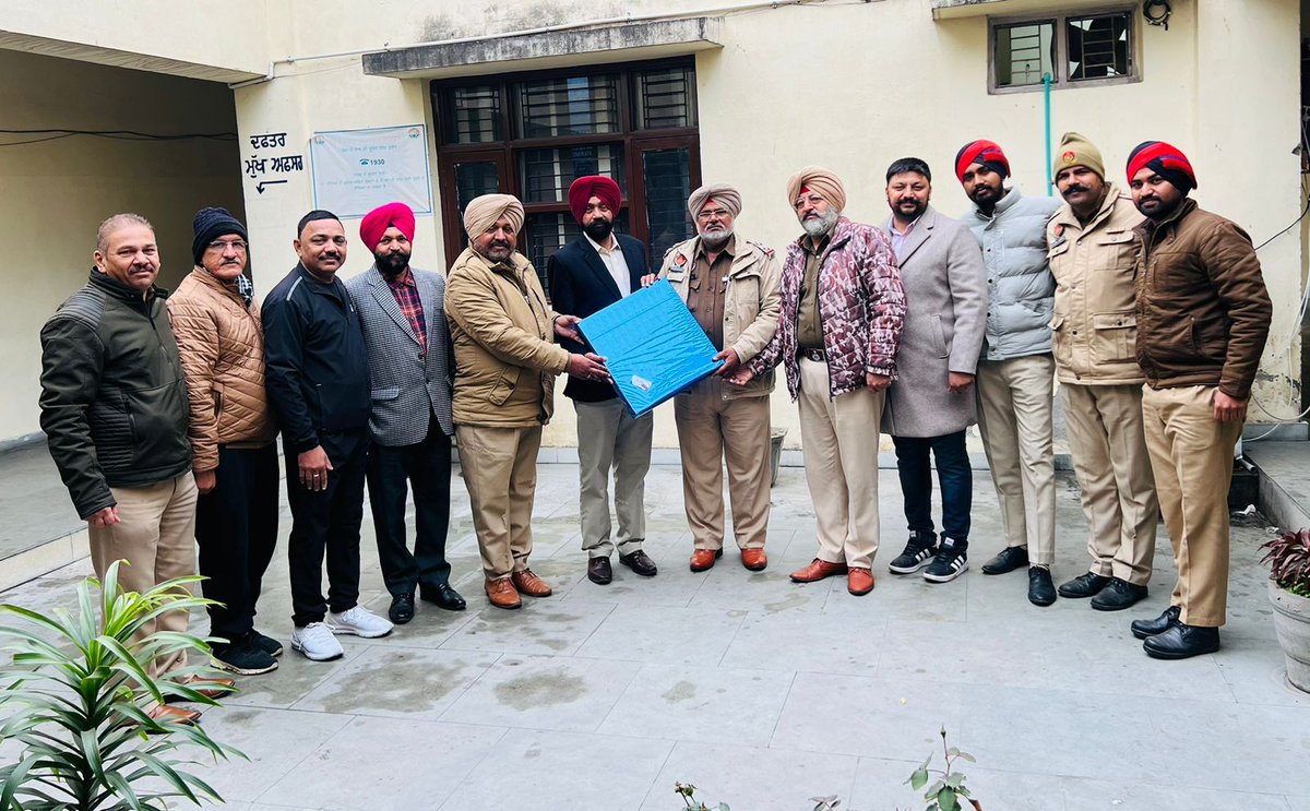 div_sho3's tweet photo. Congratulations S/I Inderjit Singh on his retirement https://t.co/Zxvv72sm6H
