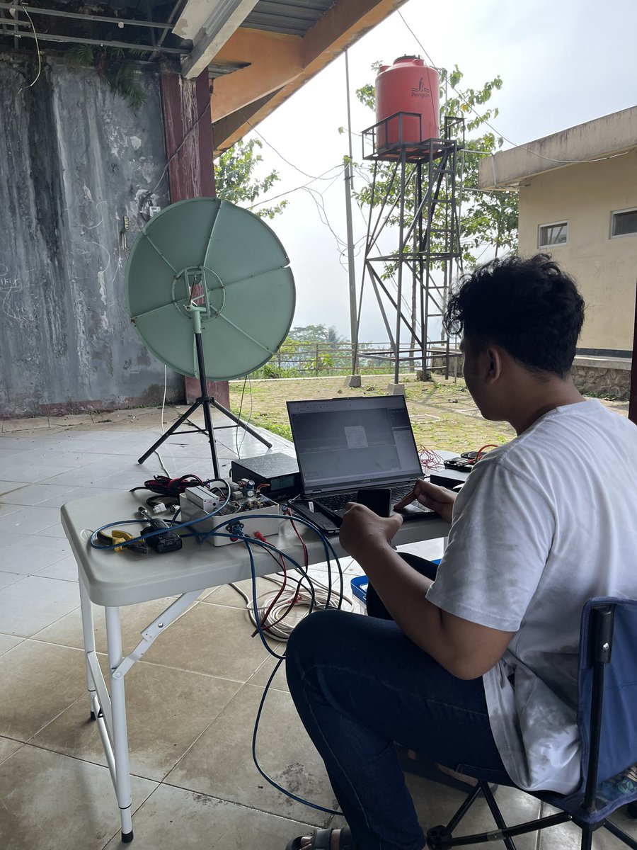 farid_agam's tweet photo. (1) 8I0YOTA station OI33JS #QO100 QRV YOTA Desember Month 2023

QTH Gantole Cililin OI33rb (alt 1050m elev minus 0,6) 
Op Youngster YD1NDX &amp; YB1AUI (CW)

First SSB contact OH5LK (grandpa yussi😄🙏🏽)
#orari #amsatid #amsatdl #amsatuk #Teaser #EndOfYear #hamradio https://t.co/Nnz3pt540L