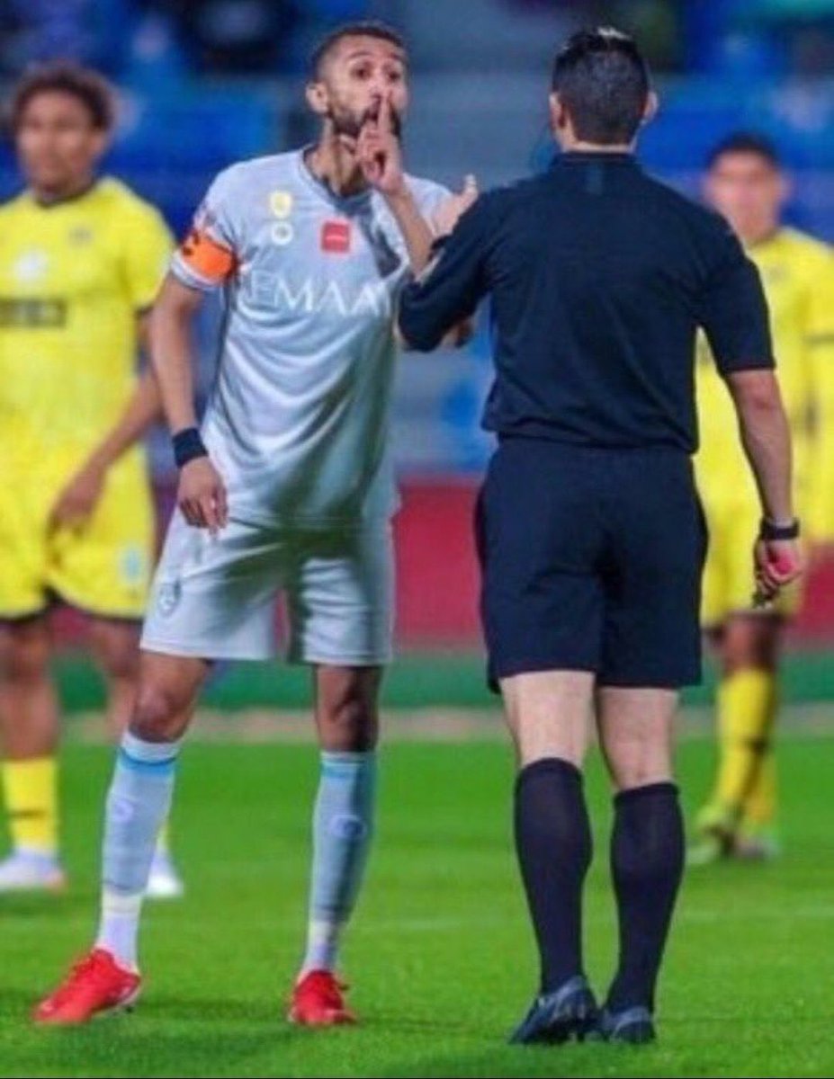 abdulahalsultan's tweet image. هذا وضعك اذا اللي قدامك لاعب ازرق.!!
توقف قدامه لا حس ولا خبر زيك زي ال.لب