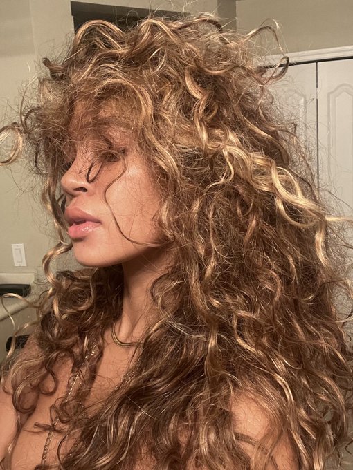 Da hair sponsorships id get if I wasn&rsquo;t too lazy to actually take care of it all da time lol https://t<a href="/tag/mondayzzz"class="tags"><span>#mondayzzz</span></a>