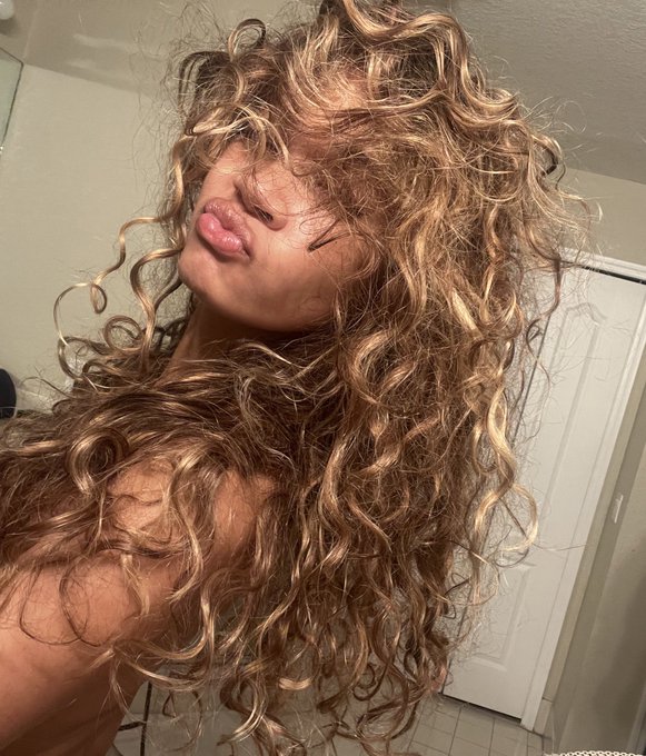 Da hair sponsorships id get if I wasn&rsquo;t too lazy to actually take care of it all da time lol https://t<a href="/tag/mondayzzz"class="tags"><span>#mondayzzz</span></a>