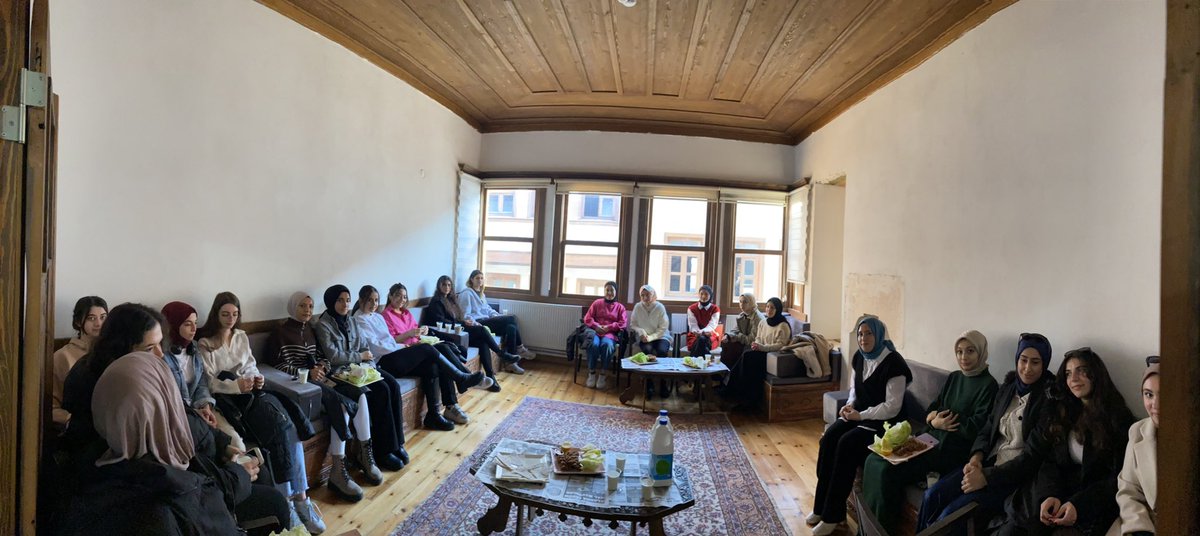 UniakKutahya's tweet photo. Kütahya ÜniAk’ın kadın üyeleri ve misafirlerimizle birlikte düzenlediğimiz tanışma buluşmamızda verimli,samimi ve ileriye dönük fikirlerle buluştuk.🌟

  Her dakikasından keyif aldığımız saatler için emeği geçen herkese teşekkür ederiz.✨

Yeni projelerimizde buluşmak dileğiyle💫 https://t.co/C6OqBhMfVn