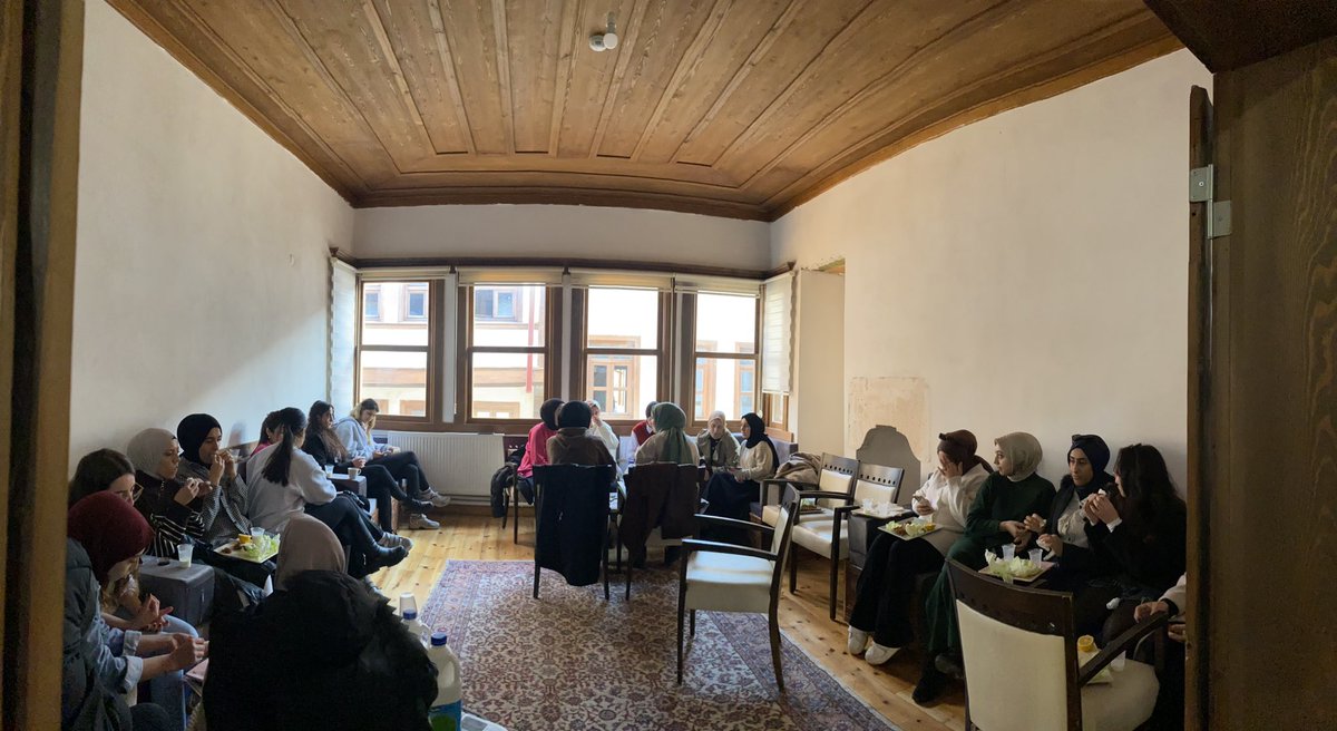 UniakKutahya's tweet photo. Kütahya ÜniAk’ın kadın üyeleri ve misafirlerimizle birlikte düzenlediğimiz tanışma buluşmamızda verimli,samimi ve ileriye dönük fikirlerle buluştuk.🌟

  Her dakikasından keyif aldığımız saatler için emeği geçen herkese teşekkür ederiz.✨

Yeni projelerimizde buluşmak dileğiyle💫 https://t.co/C6OqBhMfVn