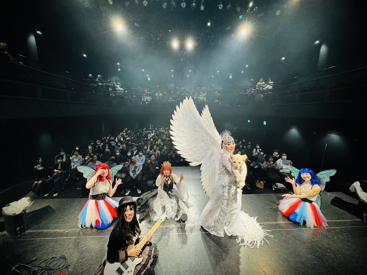 team_emi2's tweet photo. 初参加、yucatツアーライブ無事完走。
楽屋も移動もワイワイと楽しかったです!
ファイナルはプリンセス天功さん登場。
ホワイトライオンのKINGくん。
なでなでと肉球さわらせてくれました。
また呼んでくれるかなぁ
スタッフ様もありがとう
#yucat
#Manipulator
#PlaybackEngineer
#fitear https://t.co/3sUV6ImYG0