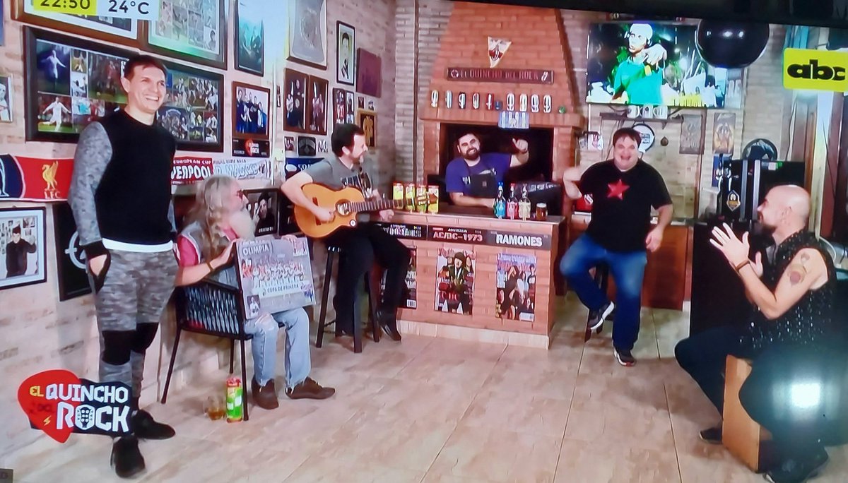 Movidísima aquella noche con <a href="/neineheisecke/">Neine Heisecke</a> Super Pitín <a href="/pzeballos10/">Pablo Zeballos</a> y el gran <a href="/Sebagulino/">SeBatero13.</a> . Cerrando con Boys Dont Cry