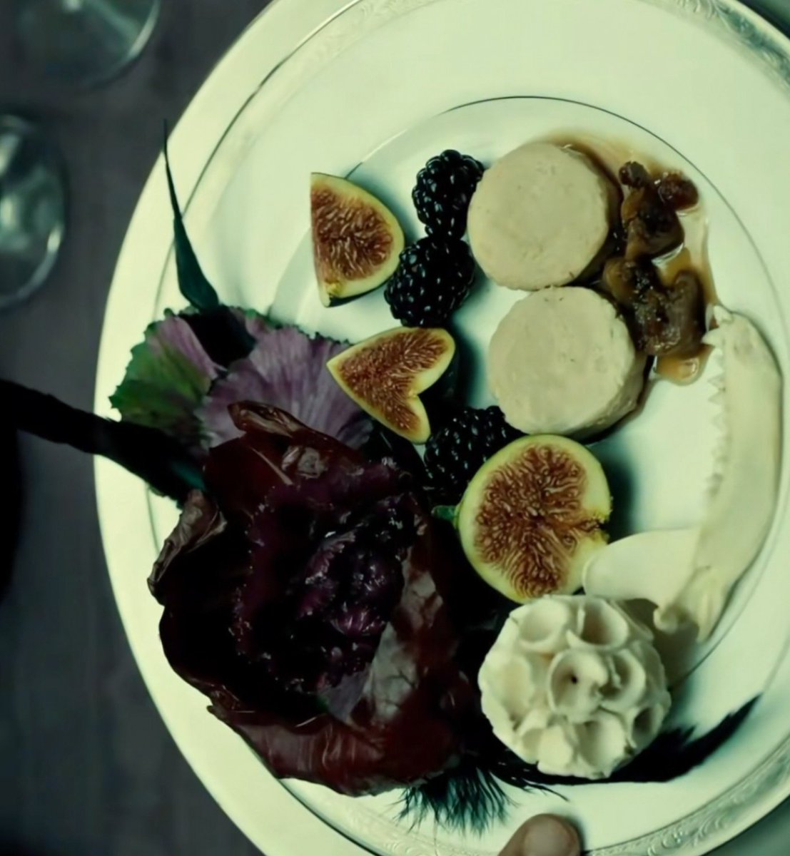 OCCHIALTT's tweet photo. 𝐋𝗲𝗮𝗿𝗻 𝘁𝗼 𝐜𝗼𝗼𝗸 𝘄𝗶𝘁𝗵 𝐇𝗮𝗻𝗻𝗶𝗯𝗮𝗹:
𝐁oa noite humanos, vamos cozinhar? Inspirado em um episódio de "Hannibal", decidi trazer uma receita simples mas muito bem apresentável, sentem vontade de experimentar esse prato? Eu te ensino a fazer. https://t.co/h9EL5c4Hcm