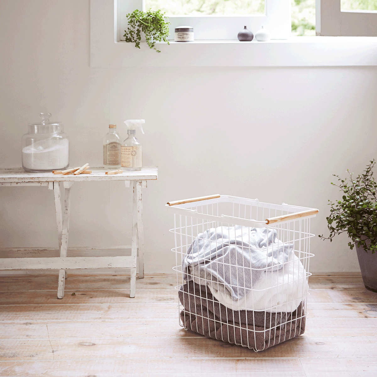 yamazakihome's tweet photo. Skip the plastic and get into this sleek steel basket! Hello to elevated storage solutions. 👋
TOSCA Wire Basket - Steel + Wood - Large
#yamazakihome #tosca #laundrybasket #laundryhamper #wirebasket #storagesolutions #laundryroom #laundryroomstorage https://t.co/iLZ4RwsWw0