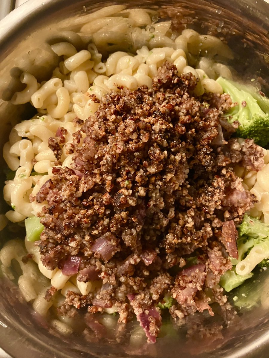 Afroveganchick's tweet photo. Made a creamy broccoli mac n cheese with pecan ground. Sauce is nooch, flour, almond milk, garlic, and two vegan @Babybel’s. I didn’t soak my pecans either. Just processed them and pan seared with onion, tamari, and other seasonings. This was sooooooo good! #vegan #vegandinner https://t.co/MnoaWeKLaR