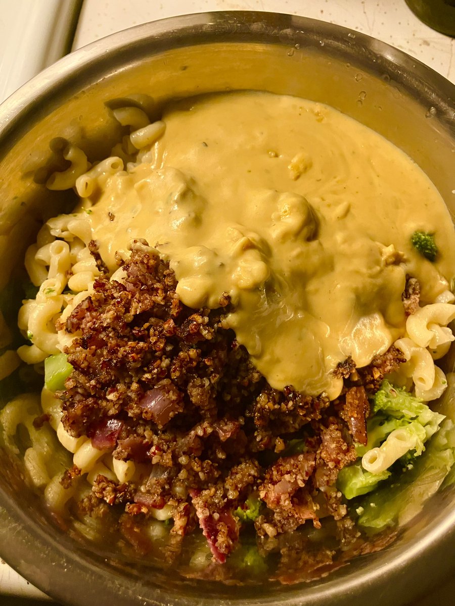 Afroveganchick's tweet photo. Made a creamy broccoli mac n cheese with pecan ground. Sauce is nooch, flour, almond milk, garlic, and two vegan @Babybel’s. I didn’t soak my pecans either. Just processed them and pan seared with onion, tamari, and other seasonings. This was sooooooo good! #vegan #vegandinner https://t.co/MnoaWeKLaR
