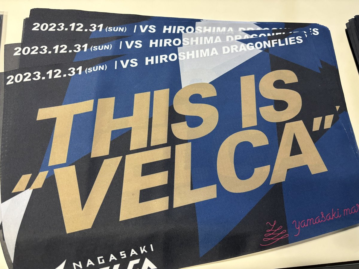 n_velca's tweet photo. 🏀ホームゲーム情報🏀
📅12/31(日)
GAME2 #山﨑マーク PRESENTS✨
#VELCARES PEACE GAME in NAGASAKI 🕊
🆚#広島ドラゴンフライズ
本日限定で来場者4,000名様に「山﨑マーク×長崎ヴェルカ」応援用ミニタペストリーをプレゼント🎁
ご来場の際にはぜひゲットしてください👀
そして本日は風が強く寒いのでお気をつけて会場へお越しください🙇
#velca #長崎ヴェルカ