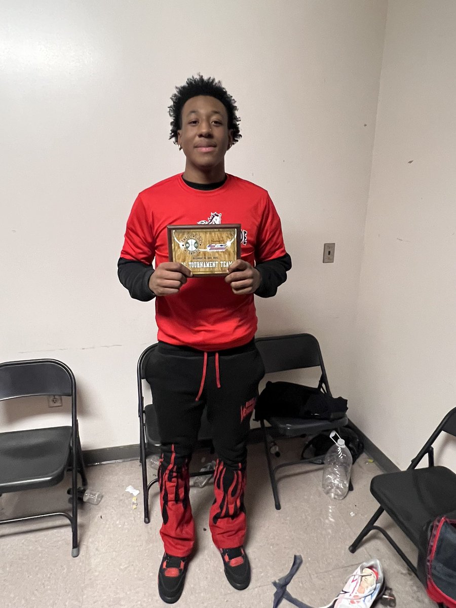 RanchoVHoops's tweet photo. The 15-2 〽️ustangs close out the year with a Consolation Championship in the Diamond division at the @ClassicAtDamien with a 57-53 over a very tough Inderkum team. @jermainejr0 led all scores with 20pts and earn an all tournament selection. @2wayhooper chipped in with 16pts. https://t.co/ske3FHqpSy