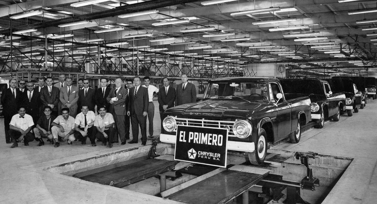 Primer auto ensamblado en el Perú en 1966. En los años 60 el Perú tenía 13 plantas ensambladoras de autos: Ford, Volkswagen, Toyota, Nissan, Rambler, Isuzu, Fiat, Scania Vabis, Volvo, Chrysler, etc. Todo eso se perdió con la dictadura de Velasco y sus leyes de intervención social
