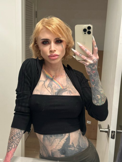 How old do you think I am? https://t.co/kynI2K8nit