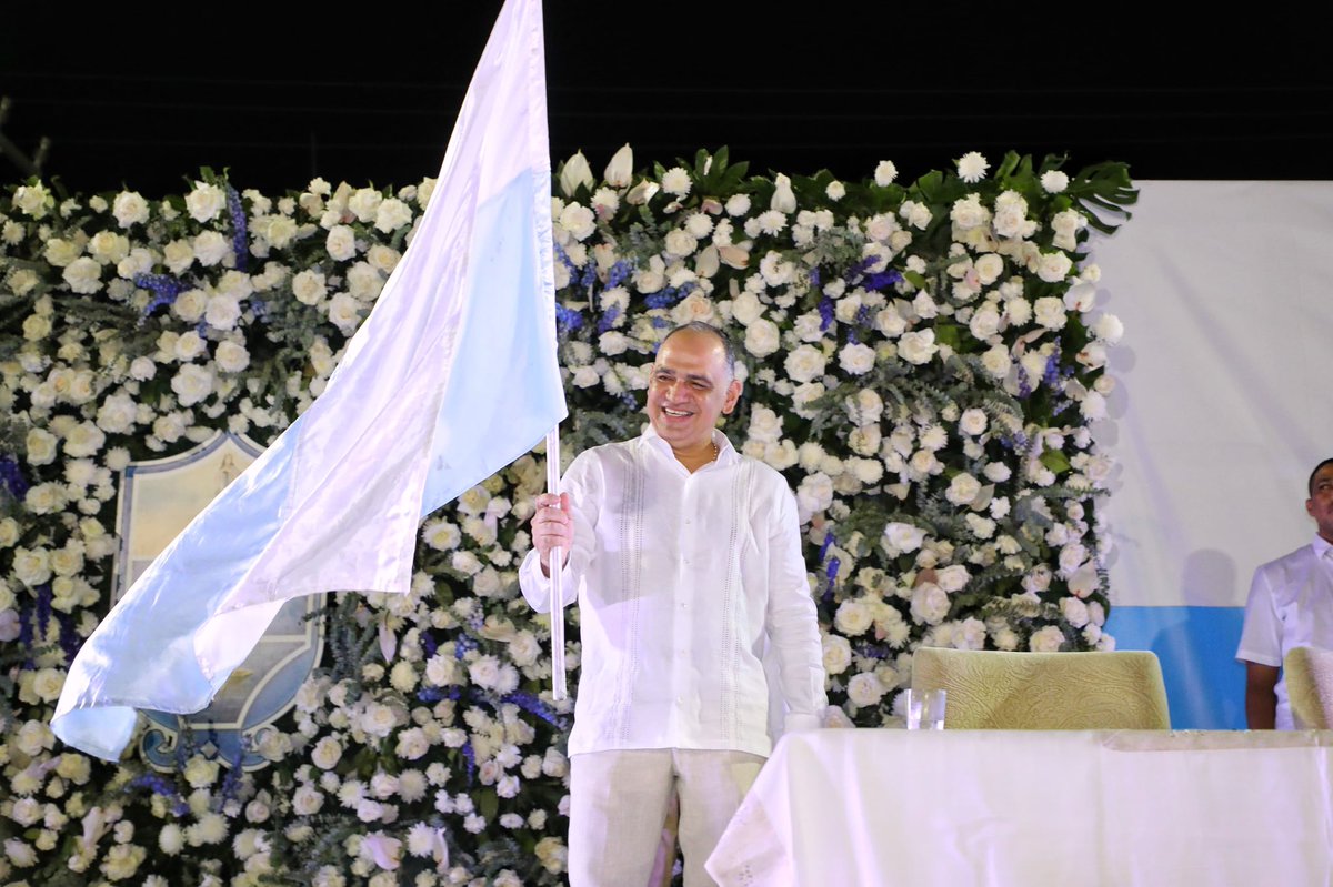 CarlosPinedoC's tweet photo. Recibo el azul y blanco de la bandera de la ciudad como una gran responsabilidad, gracias mi gente por confiar en este proyecto. Daniel cumpliré la promesa que te he hecho a ti y a todos los samarios, demostraré que Santa Marta Sí Puede. https://t.co/ppr9u1qtq2