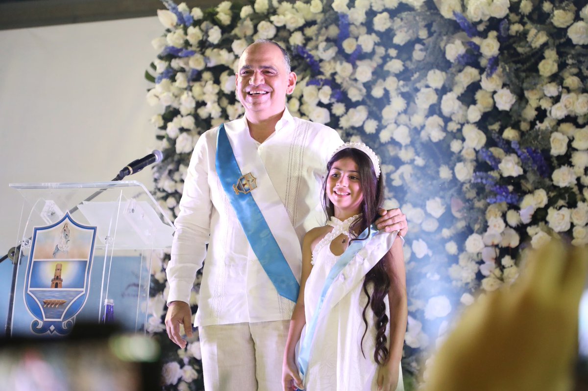 CarlosPinedoC's tweet photo. Recibo el azul y blanco de la bandera de la ciudad como una gran responsabilidad, gracias mi gente por confiar en este proyecto. Daniel cumpliré la promesa que te he hecho a ti y a todos los samarios, demostraré que Santa Marta Sí Puede. https://t.co/ppr9u1qtq2