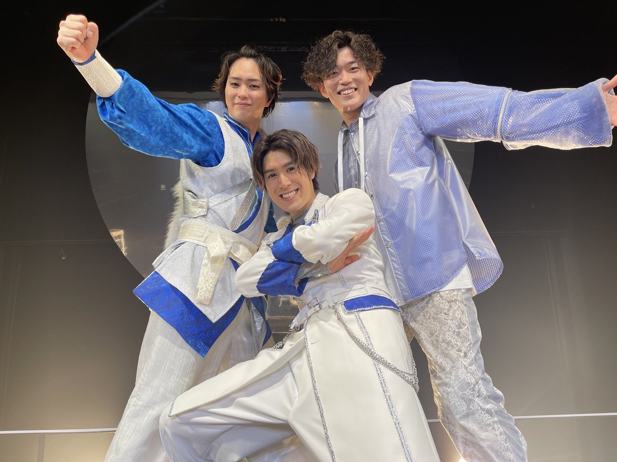 yohei4071's tweet photo. 今年は一つ一つの作品に長く関わらせていただき、素晴らしい経験を積み上げることが出来ました!
そして改めて応援してくれてる、足を運んでくれる皆様の有り難さを感じました。
来年は更に皆様により良い舞台をお届け出来るよう励んで参ります!
良いお年を!
#SPW23
#D_LIVE
#江戸村
#劇団新感線 https://t.co/A6kcdzWWd8