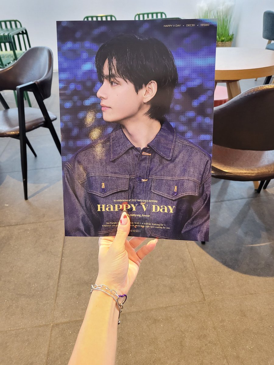 thatkoreanthing's tweet photo. Happy Birthday V 🥹💜 https://t.co/9wmieblHxH