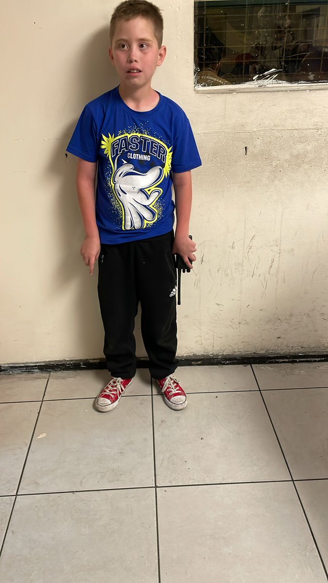 JaraV1971's tweet photo. Este niño se encuentra en la 12 comisaría de San Miguel (Gran Avenida José Miguel Carrera 3868 San Miguel)  aparentemente es TEA, URGENTE, favor compartir en sus redes @biobio @Pabl0Manzanares @Personaschile @radiocarab https://t.co/XS1eXPK5w1