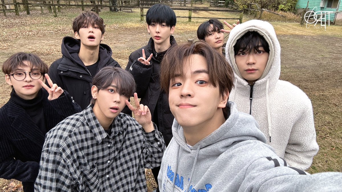 orbit5_ofcl's tweet photo. EαRTHの皆さん！🌏

2023年、お世話になりました！
やっと7人揃ってパフォーマンスを生で見せる事ができて本当に幸せでした！

2024年はツアーもあるし、EαRTHと思い出をつくっていきたいです！

来年もよろしくお願いします！

ORβIT 一同💫

#ORβIT 
#EαRTH https://t.co/prRpkO2UZb