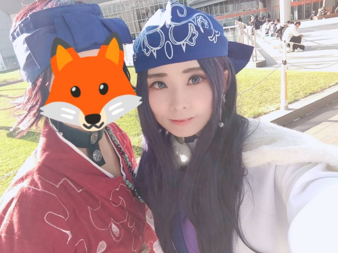 yumimi_dance's tweet photo. 誘ってくれた友人と！昨日は気温が高く、アシリパさんのもこもこマントが暑いくらいでした。レイヤーの群れに飲まれて道に迷ったり、ゴールデンカムイファンの方に何度か写真を撮っていただいたりと大変レアな体験をさせていただきました。そしてコミケは魔境でした

#ゴールデンカムイ 
#冬コミ103 https://t.co/rGroZRprOO
