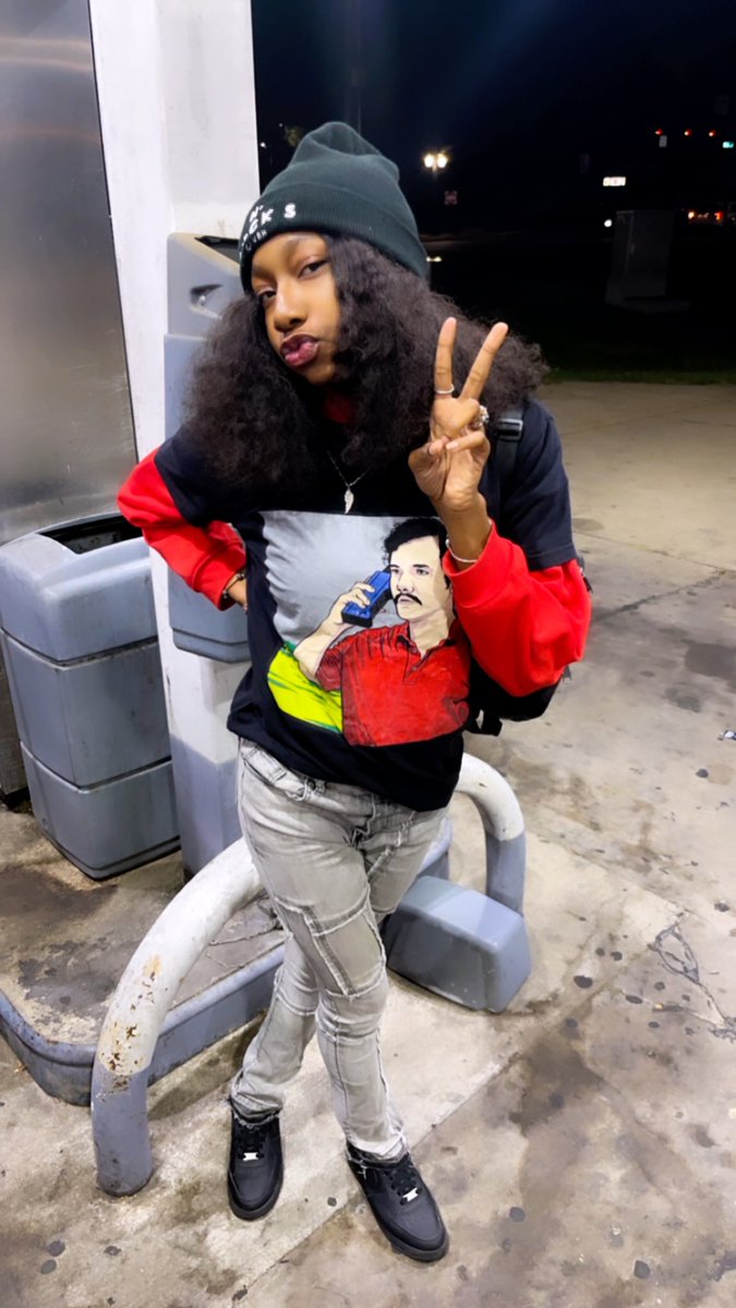 QweenTee11's tweet photo. Real life pretty gotta see ts in person 😵‍💫💛❤️ https://t.co/ix0Z5eAEBQ
