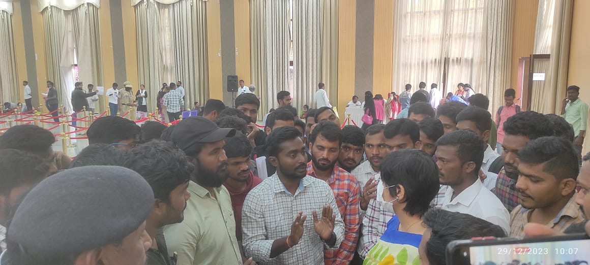 HARIGOU75359768's tweet photo. @revanth_anumula @Bhatti_Mallu అన్నా మేము GO-46 బాధితులము అందరికీ న్యాయం చేస్తున్నారు.మాకు ఎవరు న్యాయం చేస్తారన్న .గత ప్రభుత్వం చేసిన దానికి 14మంది చచ్చిపోయారు. దయచేసి మాకు న్యాయం చేయండి.మెరిట్ ప్రకారం ఉద్యోగాలు ఇవ్వండి.చెప్పి చెప్పి పేగులు మాడిబోతున్నాయి.COURT CASE మని కూడా లేవు https://t.co/J13T50Gdhr