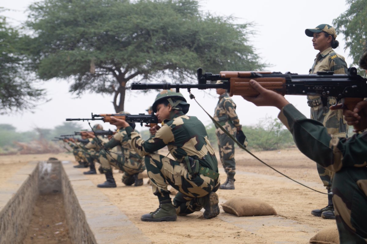 #PicOfTheDay 📸 Aiming to defend all Frontiers of the Nation. सीमा सुरक्षा बल - सर्वदा सतर्क #JaiHind #NationFirst #FirstLineOfDefence