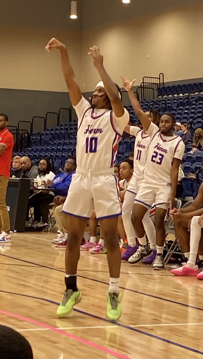 NorfolkKnights's tweet photo. 1:41 left 3Q: Hermitage guard Makhari Eley buries the corner three pointer. St Christopher’s 49, Hermitage 35. #BigShots #CoachesforChange @BigShotsToday @BigShotsGlobal https://t.co/Gz9RKzcix3