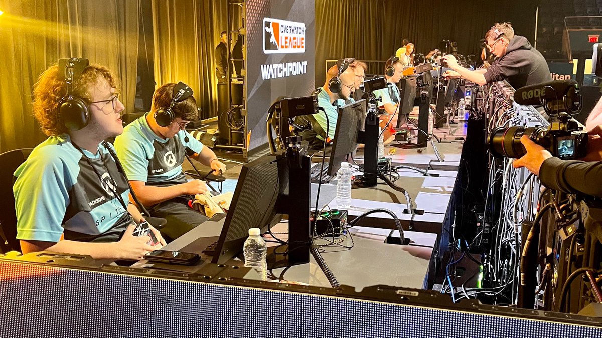 JAG_Creative's tweet photo. I accomplished a lot this year.
Lead MSI, Worlds, and LCS campaigns for @C9LoL
Lead a bunch of #LegaC9 initiatives for @Cloud9
Took over the reigns of @Spitfire
Casted with @owpathtopro for Dive Party & #CallingAllHeroes
Casting my first LAN
I'm still hungry for more https://t.co/8LQRN5P76Y