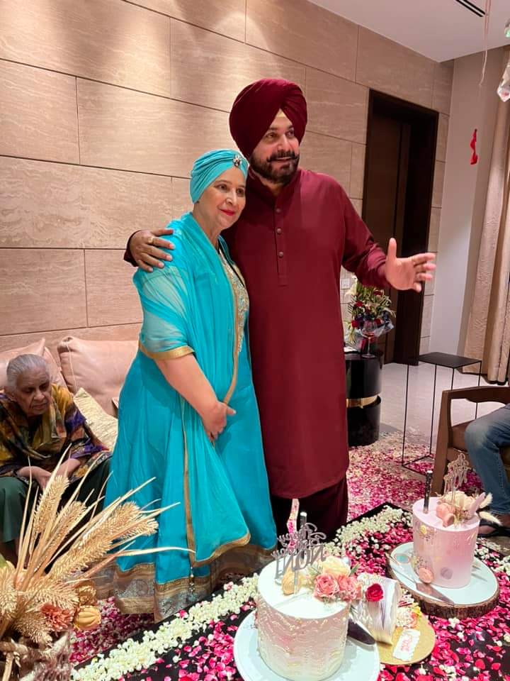 GaganSabo's tweet photo. @sherryontopp ❤️ @DrDrnavjotsidhu
 ਤੁਹਾਨੂੰ ਦੋਵਾਂ ਨੂੰ ਤੁਹਾਡੇ ਇਸ ਵਰ੍ਹੇਗੰਢ ਦੀਆਂ ਬੇਅੰਤ ਮੁਬਾਰਕਾਂ
 ਸਿੱਧੂ ਜੋੜੀ ਦੀ ਚੰਗੀ ਸਿਹਤ ਅਤੇ ਖੁਸ਼ਹਾਲੀ ਲਈ ਅਰਦਾਸ। ਬਾਬਾ ਜੀ ਤੁਹਾਨੂੰ ਦੋਵਾਂ ਨੂੰ ਲੰਬੀ ਤੰਦਰੁਸਤੀ ਬਖਸ਼ਣ।  Happy wedding Anniversary to both of you Loving Sidhu Couple 🎂🎉 https://t.co/FPlxxwUpl2