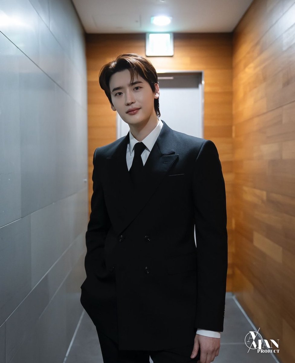 WithJSThailand's tweet photo. จงซอกจะหล่ออะไรขนาดนี้ 😭

#이종석 #LeeJongSuk #อีจงซอก https://t.co/jEx81ekei5