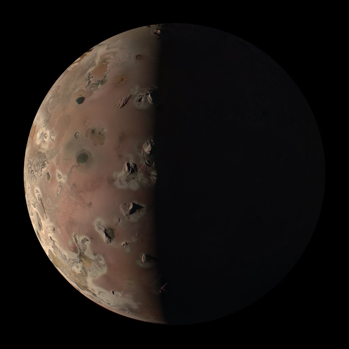 Amazing new images of the moon Io have come down from the Juno spacecraft! This one shows the volcanic moon of Jupiter from only 2,800 kilometers away, which is the closest look we’ve gotten of Io for over 20 years ago. NASA/JPL-Caltech/SwRI/MSSS/Kevin M. Gill
